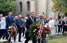 Zlozenie_wienca_przez_Piotra_Kalbrona_podczas_uroczystosci_NSZZ_Solidarnosc-21_08_23