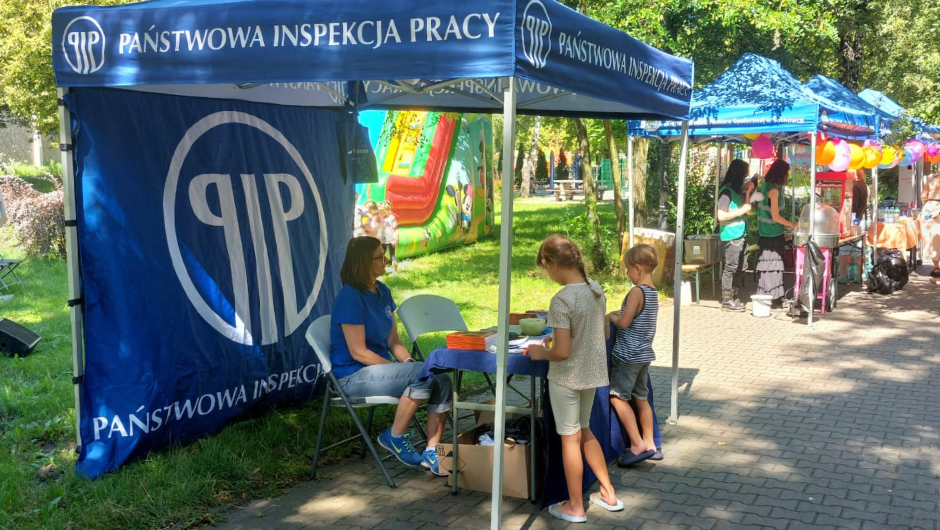 „Podwórkowy Mopsikobus” – mobilna świetlica i stoisko OIP dla najmłodszych