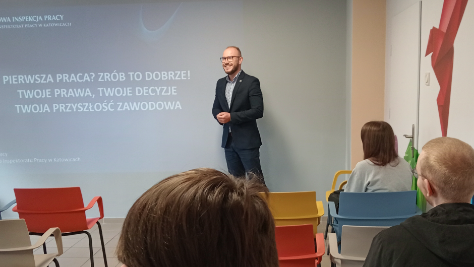 „Bezpieczni na etacie” - wykład inspektora pracy podczas wydarzenia Powiatowego Urzędu Pracy w Sosnowcu