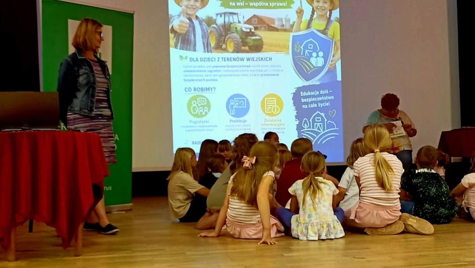 „Bezpieczne wakacje na obszarach wiejskich” – spotkanie edukacyjne dla dzieci w Koziegłowach
